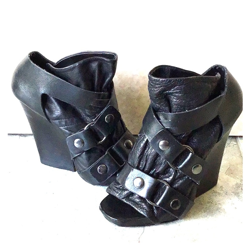 Gorgeous Dolce Vita Peep Toe Leather Bootie 7